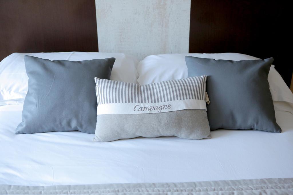 Auberge La Pomme De Pin Hotel Senonches Phòng bức ảnh