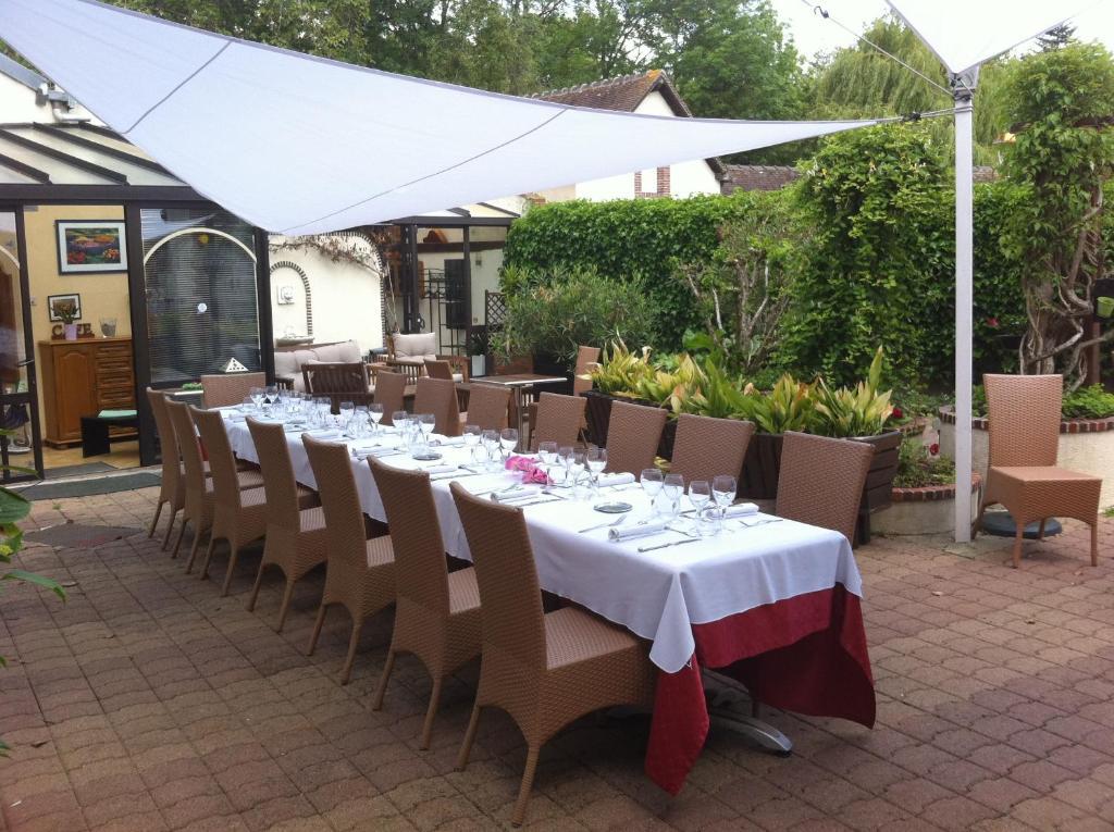 Auberge La Pomme De Pin Hotel Senonches Ngoại thất bức ảnh